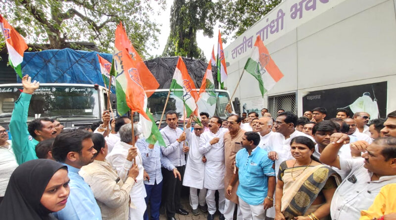महाराष्ट्र बाढ़ पीड़ितों के लिए आगे आई मुंबई कांग्रेस, ट्रकों में भर राहत सामग्री की रवाना