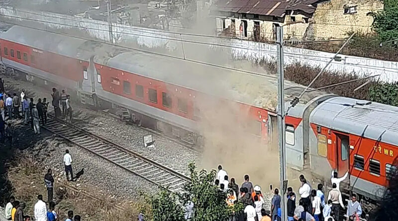 महाराष्ट्र: गांधीधाम-पुरी एक्सप्रेस ट्रेन में लगी भीषण आग, किसी के घायल होने की सूचना नहीं