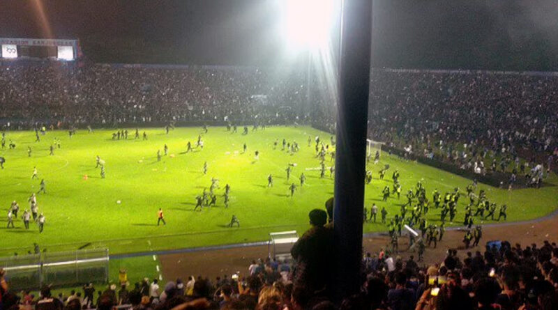 इंडोनेशिया में मौत का खेल बना फुटबॉल मैच; स्टेडियम में 129 लोगों की मौत! कई घायल