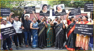 श्रद्धा की हत्या को लेकर पूरे देश में जोरदार आंदोलन शुरू हो गया. मंगलवार को हैवान आफ़ताब के खिलाफ मुंबई में प्रदर्शन करतीं हुई महिलाएं...