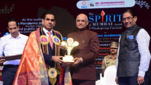 बृहन्मुंबई महानगरपालिका आयुक्त और प्रशासक इकबाल सिंह चहल को महाराष्ट्र के राज्यपाल रमेश बैस ने कोविड काल ​​​​के दौरान उनके उत्कृष्ट प्रदर्शन के लिए 'द स्पिरिट ऑफ मुंबई' पुरस्कार से सम्मानित किया।