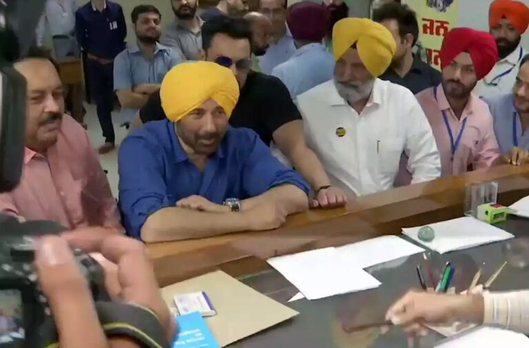 अभिनेता सनी देओल ने गुरदासपुर से अपना नामांकन दाखिल किया..