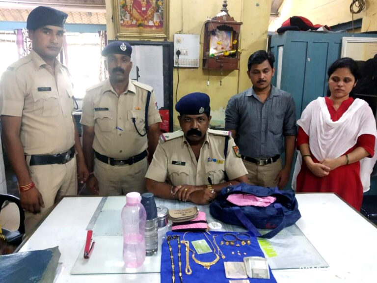 रेलवे स्टेशन पर छूटे बैग में थे ढाई लाख रुपये, RPF ने महिला को लौटाया