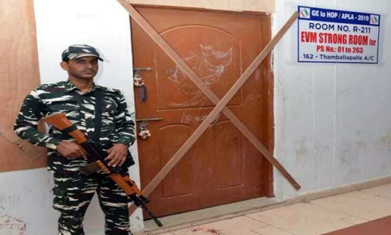 EC ने कहा- स्ट्रांगरूम्स में EVM बिल्कुल सुरक्षित