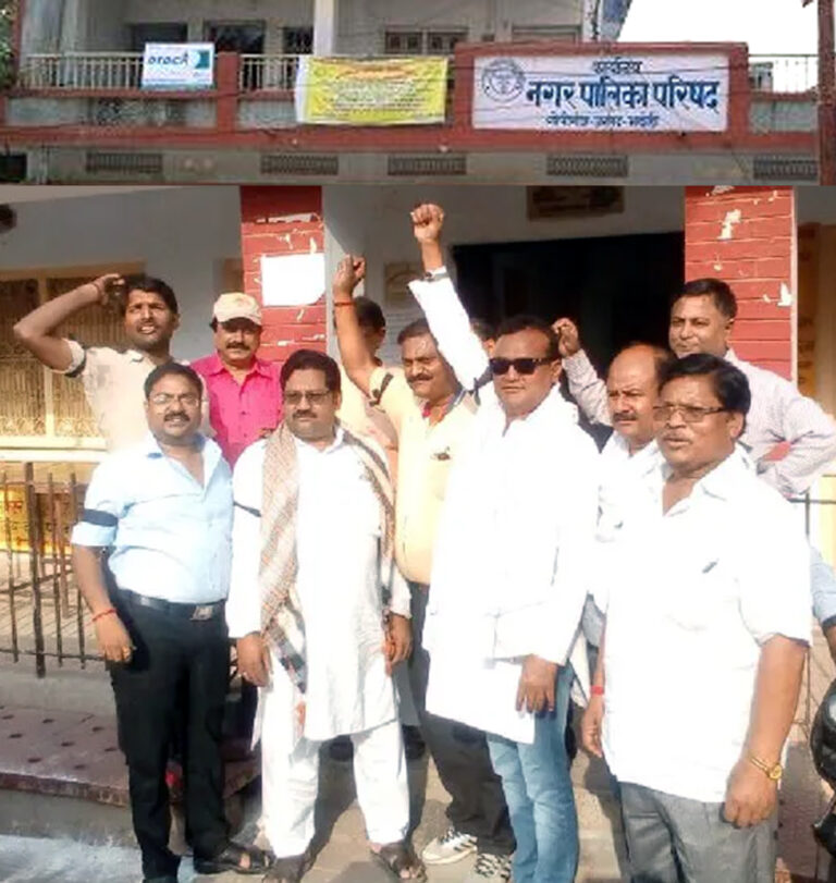 नपा द्वारा अनावश्यक सफाई शुल्क लगाए जाने पर व्यापार प्रतिनिधि मंडल द्वारा विरोध-प्रदर्शन