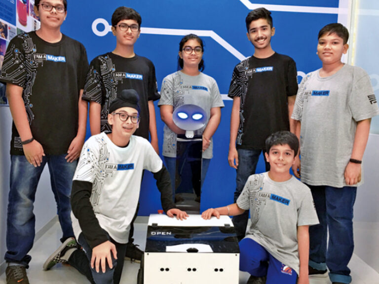 मुंबई की तपती गर्मी में रोबॉट बुझा रहा लोगों का प्यास, 8 बच्चों ने तैयार किया 'जैस्पर'