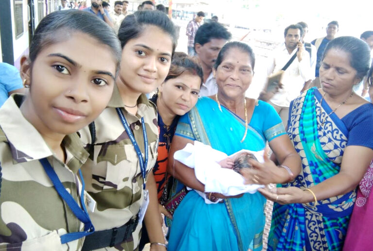 लोकल ट्रेन में महिला ने दिया बच्चे को जन्म, मां-बच्चा दोनों सुरक्षित