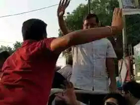 दिल्ली में रोड शो के दौरान CM अरविंद केजरीवाल को शख्स ने मारा थप्पड़
