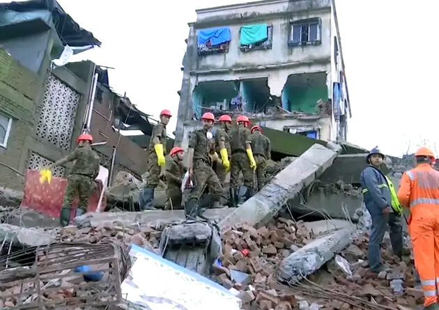 भिवंडी में एक चार मंजिला इमारत गिरने से 2 लोगों की मौत, 5 घायल...