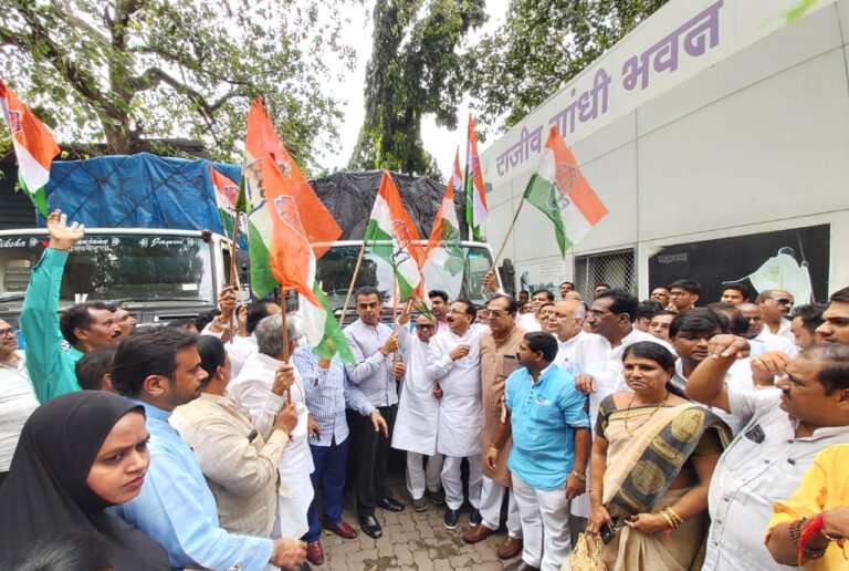 महाराष्ट्र बाढ़ पीड़ितों के लिए आगे आई मुंबई कांग्रेस, ट्रकों में भर राहत सामग्री की रवाना