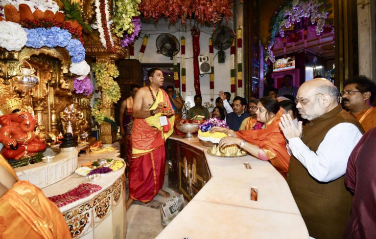 गृहमंत्री शाह ने किए सिद्धिविनायक के दर्शन, लिए बप्पा का आशीर्वाद