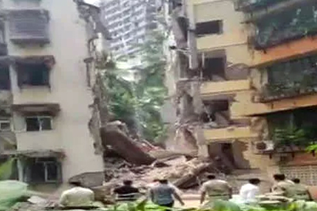 मुंबई: खार में 5 मंजिला इमारत का हिस्सा गिरा, मलबे में 10 साल की बच्ची फंसी