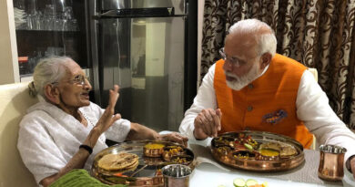 जन्‍मदिन पर प्रधानमंत्री मोदी ने मां हीराबेन से लिया आशीर्वाद, साथ में खाना खाया...