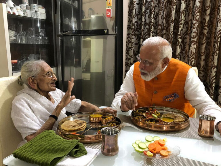 जन्‍मदिन पर प्रधानमंत्री मोदी ने मां हीराबेन से लिया आशीर्वाद, साथ में खाना खाया...