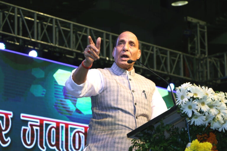 रक्षा मंत्री राजनाथ सिंह बोले- पाक ने आतंक नहीं रोका तो उसके टुकड़े होने से कोई नहीं रोक सकता