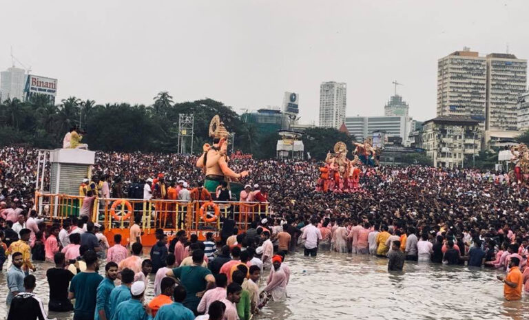 मुंबई: लिफ्ट के सहारे हुआ लालबाग के राजा का विसर्जन, 8 KM की विसर्जन यात्रा के लिए लगे 22 घंटे