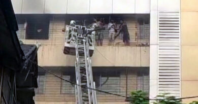 मुंबई: आवासीय इमारत में लगी आग, दमकल कर्मी बेहोश...