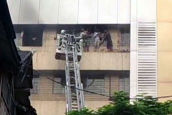 मुंबई: आवासीय इमारत में लगी आग, दमकल कर्मी बेहोश...