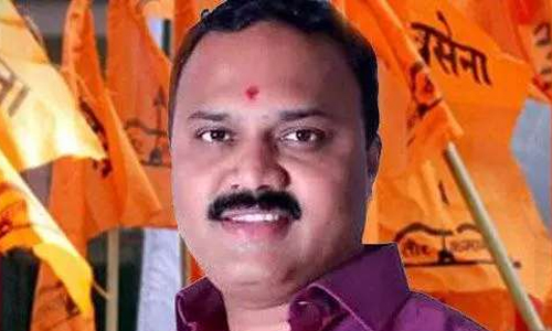 महाराष्ट्र विधानसभा चुनाव: शिवसेना को झटका, इस नेता ने 300 कार्यकर्ताओं के साथ छोड़ी पार्टी