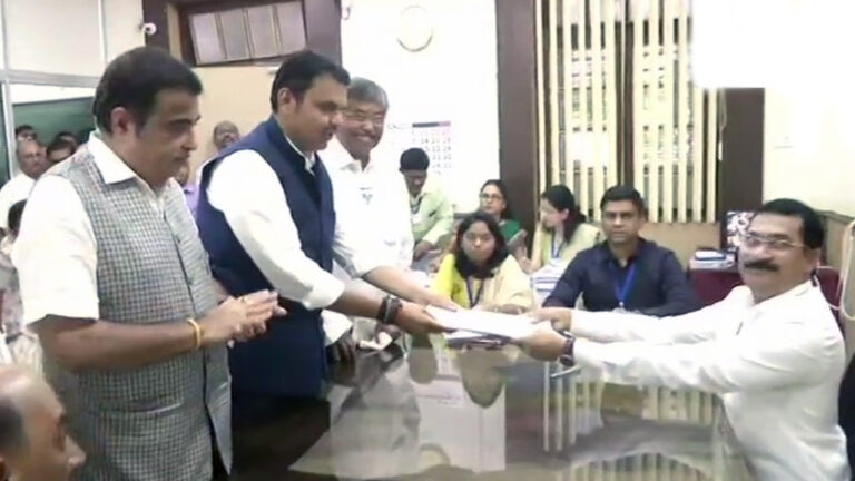 महाराष्ट्र विधानसभा चुनाव: CM फडणवीस ने भरा नामांकन, गडकरी भी रहे साथ