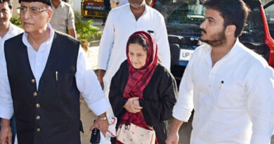 पत्नी और बेटे के साथ एसआईटी के सामने पेश हुए सांसद आजम खान