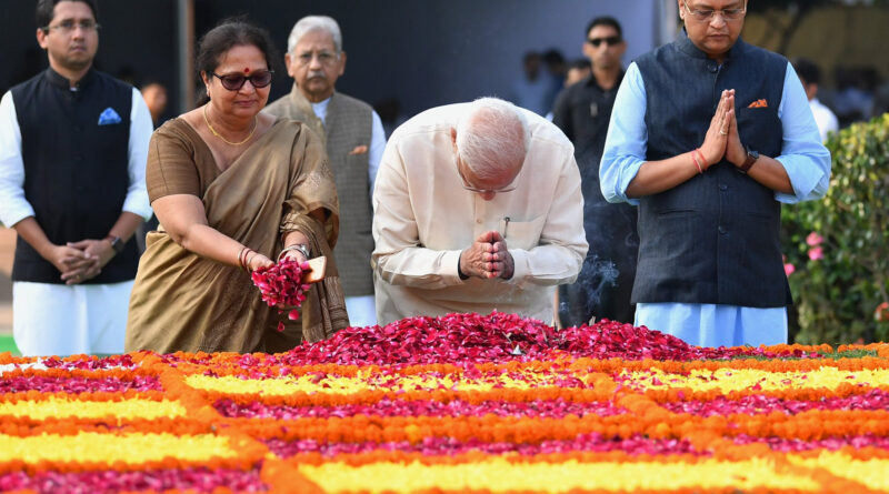 नयी दिल्ली: राष्ट्रपति, प्रधानमंत्री ने महात्मा गांधी को दी श्रद्धांजलि