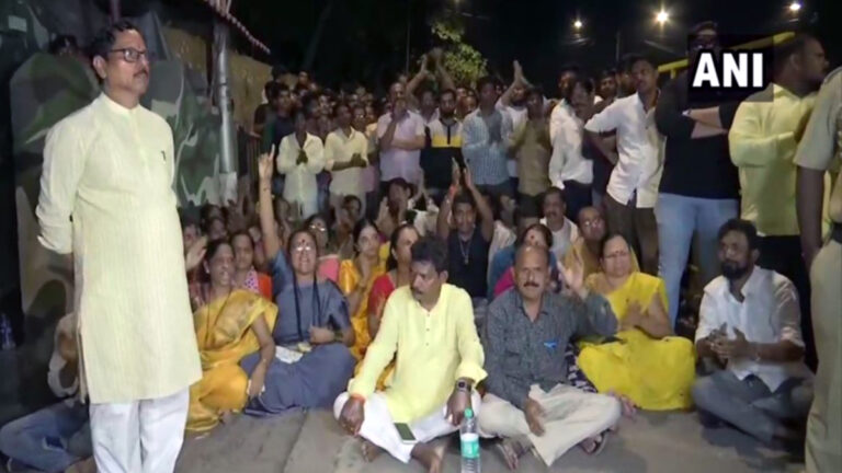 मुंबई: शिवसेना में बवाल, टिकट कटने पर 'मातोश्री' के बाहर धरने पर बैठे दो विधायक