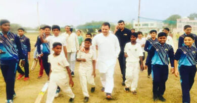 राहुल के हेलीकॉप्टर की इमरजेंसी लैंडिंग, बच्चों के साथ खेला क्रिकेट और सेल्फी भी ली