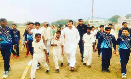 राहुल के हेलीकॉप्टर की इमरजेंसी लैंडिंग, बच्चों के साथ खेला क्रिकेट और सेल्फी भी ली