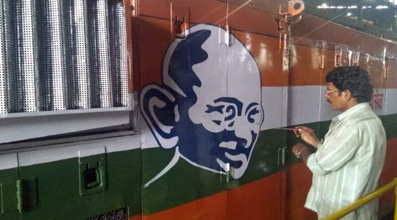 मुंबई: डीजल इंजनों पर महात्मा गांधी की तस्वीर को चित्रित करके मध्य रेल मना रहा गांधी की 150वीं जयंती