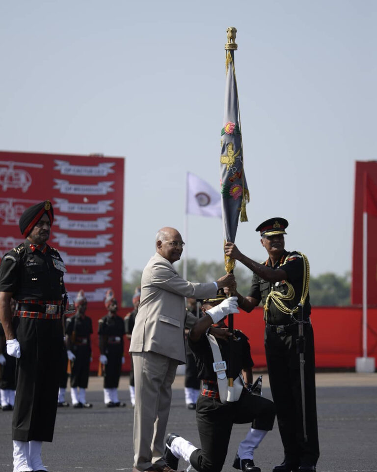 राष्ट्रपति रामनाथ कोविंद ने सेना विमानन कोर को दिया प्रेसिडेंट्स कलर्स अवार्ड...