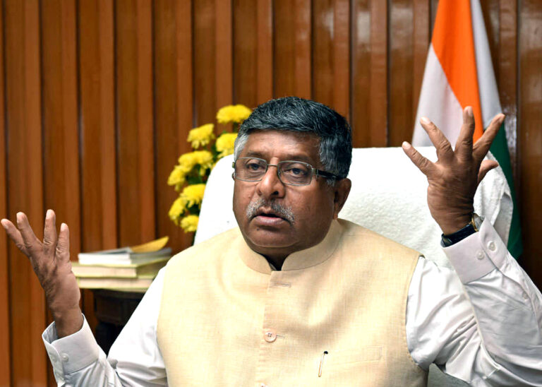 मंदी के सवाल पर बिफरे कानून मंत्री, बोले- 2 अक्टूबर को 3 फिल्मों ने कमाए 120 करोड़ रुपए तो...