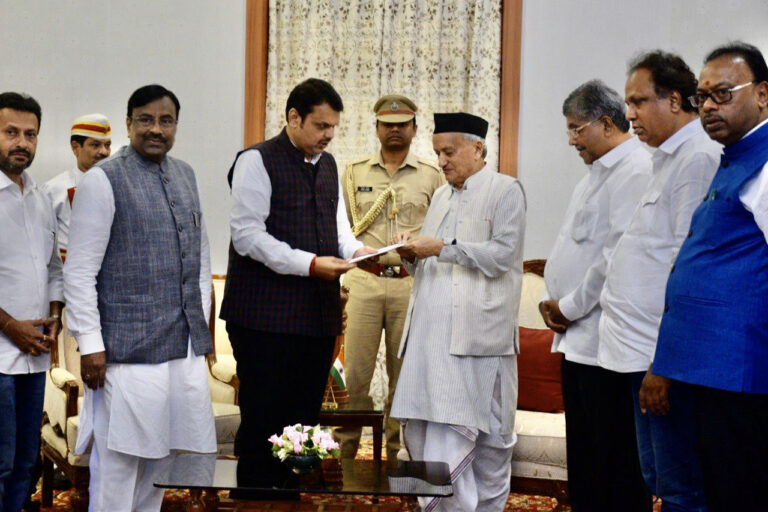 महाराष्ट्र: सीएम पद से इस्‍तीफे के बाद फडणवीस बोले- हमसे नहीं, एनसीपी से चर्चा करती रही शिवसेना