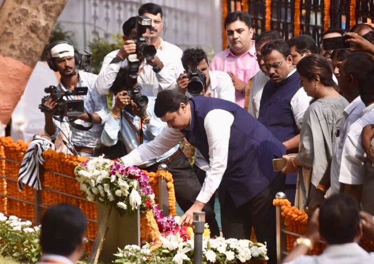 मुंबई: बालासाहेब की स्मृति सभा में फडणवीस के सामने नारेबाजी- 'सरकार कुणाची? शिवसेनेची'