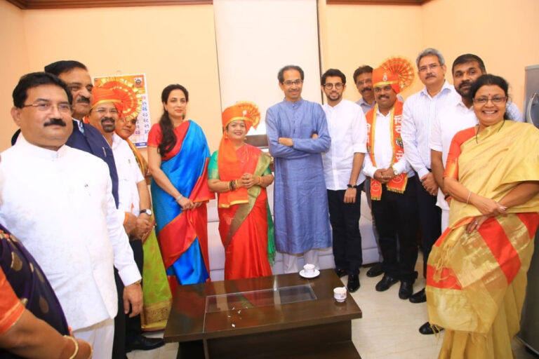 मुंबई की नई महापौर किशोरी पेडनेकर ने संभाला पदभार, मिलने पहुंचे उद्धव और आदित्य ठाकरे
