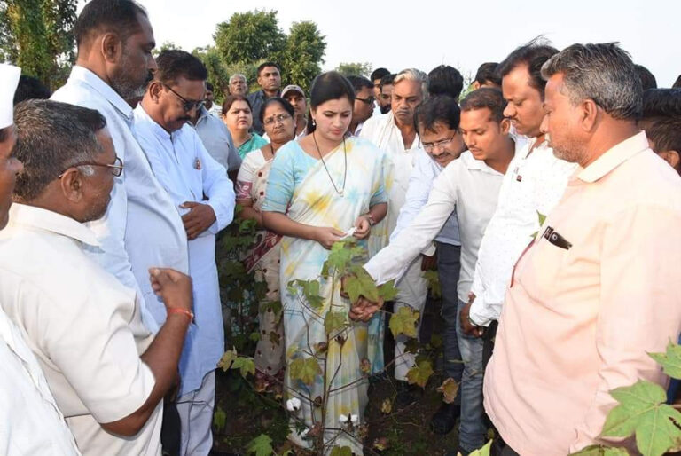 महाराष्ट्र: सांसद नवनीत कौर बोलीं- शिवसेना ने जनता से धोखा किया, किसानों के लिए अपना घर भी जला सकती हूं...