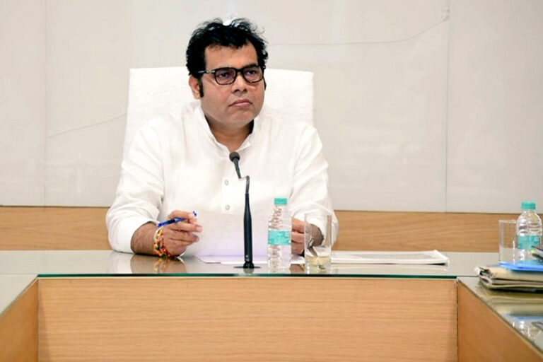 UP: भ्रष्ट अफसरों को योगी सरकार की चेतावनी-ईमानदारी से काम करें वरना...