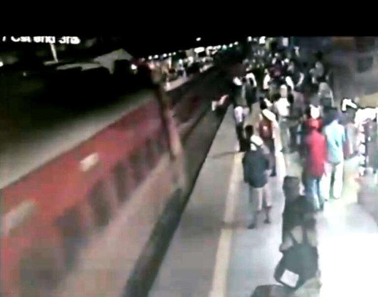 मुंबई: RPF जवान ने जान पर खेलकर बचाई यात्री की जान!