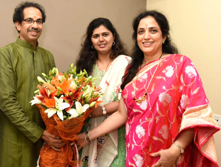 महाराष्ट्र: पंकजा मुंडे ने दिया BJP से अलग होने का संकेत, कार्यकर्ताओं से बोलीं- घबराएं नहीं, उद्धव मेरे भाई...