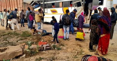 UP मिर्जापुरः अनियंत्रित होकर खड़ी ट्रक में घुसी बस, 12 घायल, 3 की हालत गंभीर