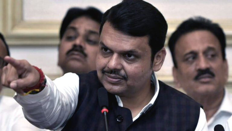 CM उद्धव पर बरसे फडणवीस, कहा- जामिया से जलियांवाला बाग की तुलना शहीदों का अपमान