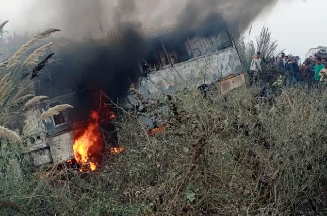 जौनपुर: बस-कार में टक्कर के बाद लगी आग, जान बचाने के लिए अफरातफरी में कूदे यात्री