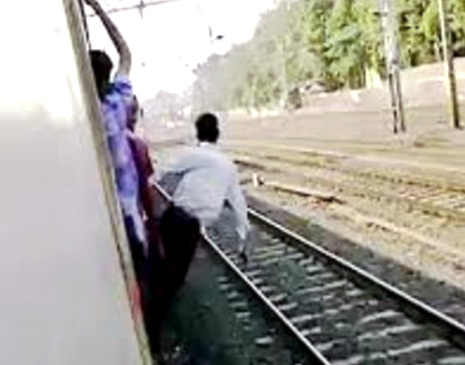 मुंबई: लोकल ट्रेन में स्टंट कर रहे युवक की खंभे से टकराने से हुई मौत, सिर कटी लाश मिलने से सनसनी