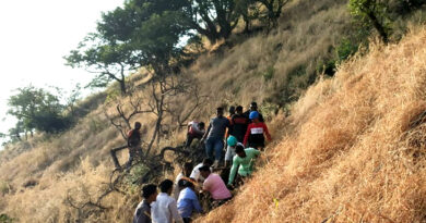 महाराष्ट्र: लोनावला घूमने गया युवक हेडफोन निकालने के चक्कर में 300 फीट गहरी खाई में गिरा, हुई मौत