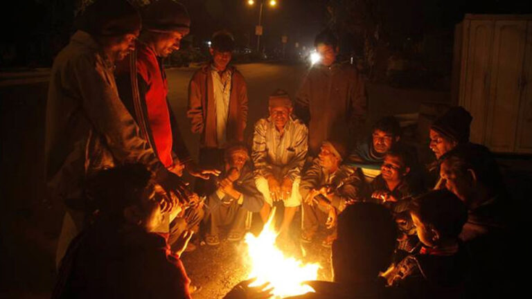 यूपी में ठंड से बढ़ीं मुश्किलें, शीतलहरी की वजह से मौत का सिलसिला जारी...