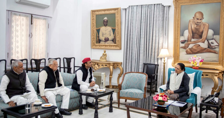 UP: राज्यपाल आनंदीबेन पटेल से मिले अखिलेश यादव, कानून-व्यवस्था को लेकर सौंपा ज्ञापन