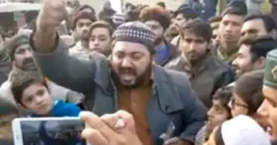 पाकिस्तान में भीड़ ने ननकाना साहिब गुरुद्वारे पर की पत्थरबाजी, सिखों को भगाने, शहर का नाम बदलने की धमकी!