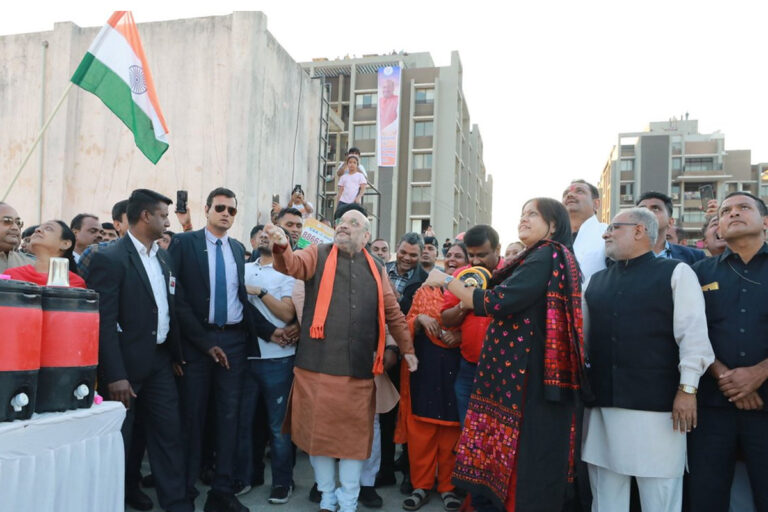 अमित शाह की पतंगबाजी देख, सोशल मीडिया पर लोग बोले- ऑलराउंडर निकले मोटा भाई