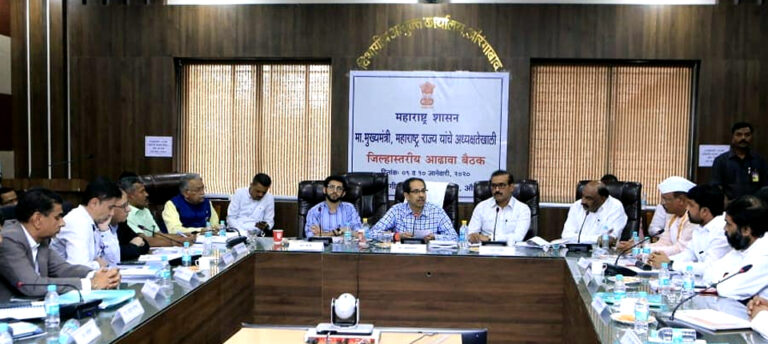 औरंगाबाद: अधिकारी और जनप्रतिनिधि मिलकर करें काम: मुख्यमंत्री