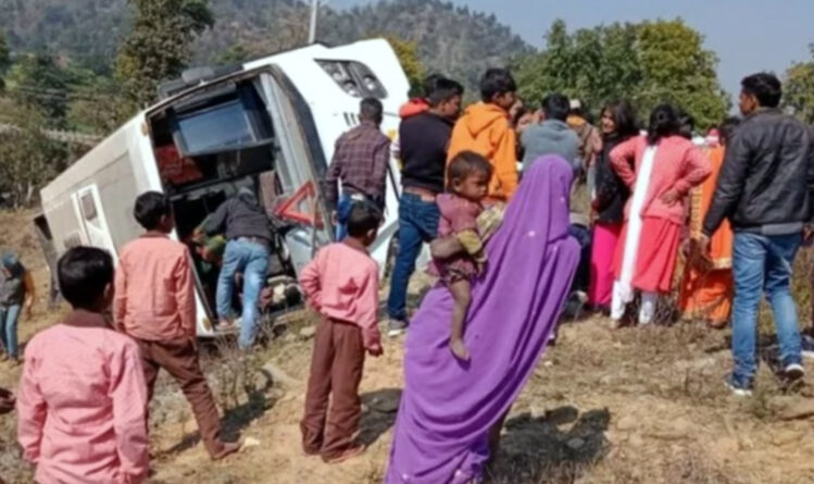 यूपी के सोनभद्र जिले में दर्दनाक सड़क हादसा, 35 लोगों से भरी बस अनियंत्रित होकर पलटी